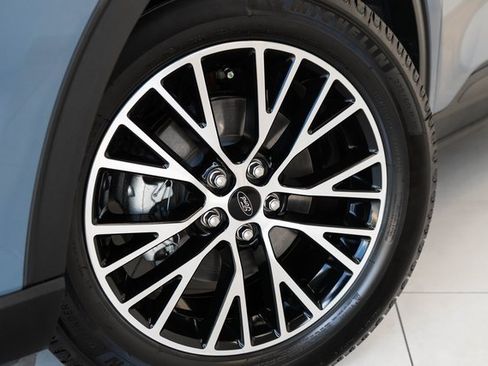 Used 2023 Ford Escape SE image 2