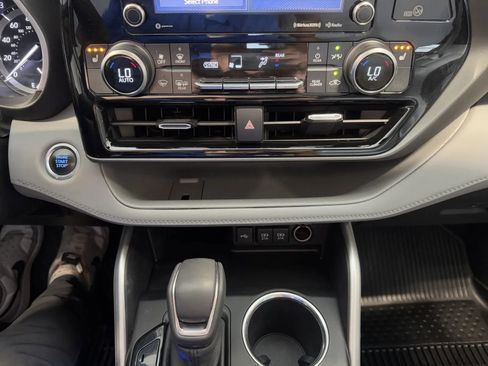 Used 2021 Toyota Highlander XLE AWD/4WD image 38