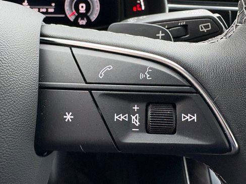 Used 2023 Audi Q8 Premium image 33