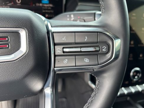 Used 2025 GMC Acadia Elevation w/ Elevation Premium Package AWD/4WD image 16
