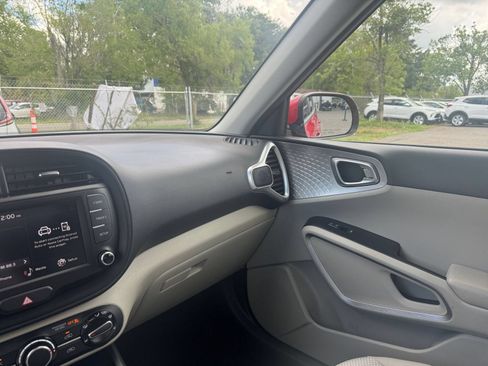 Used 2025 Kia Soul LX w/ LX Technology Package FWD image 33