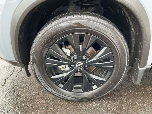 Used 2023 Nissan Rogue SV w/ SV Premium B Package image 9