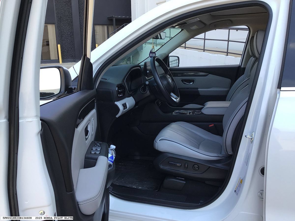 Used 2025 Honda Pilot Elite image 8