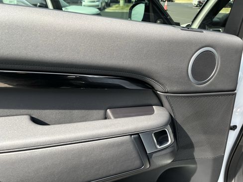 Used 2025 Land Rover Discovery S image 31