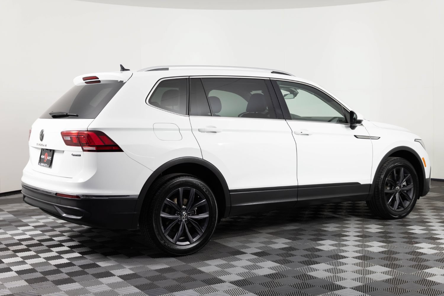 Used 2024 Volkswagen Tiguan SE AWD/4WD image 8