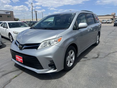 Used 2019 Toyota Sienna LE FWD image 3