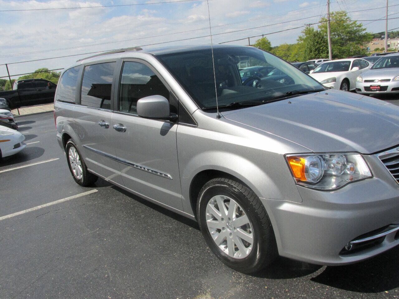Used 2015 Chrysler Town & Country Touring w/ Driver Convenience Group FWD image 47