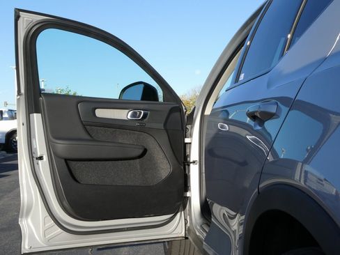 Used 2024 Volvo XC40 B5 Plus image 25