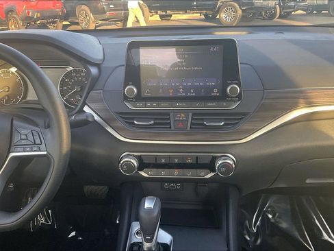 Used 2025 Nissan Altima 2.5 SV image 12