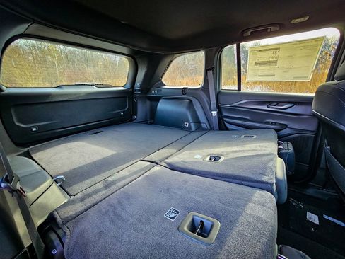 New 2025 Jeep Grand Cherokee Laredo X w/ Luxury Tech Group I image 36