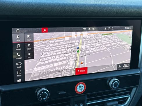 Certified 2025 Porsche Macan AWD/4WD image 21