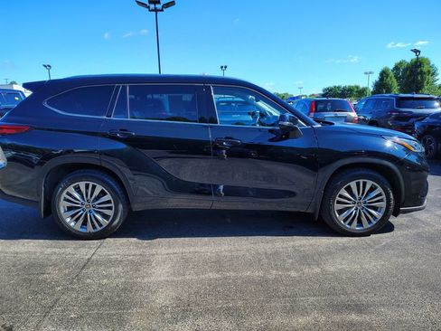 Used 2022 Toyota Highlander Platinum AWD/4WD image 2