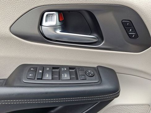 Used 2022 Chrysler Pacifica Touring-L image 17