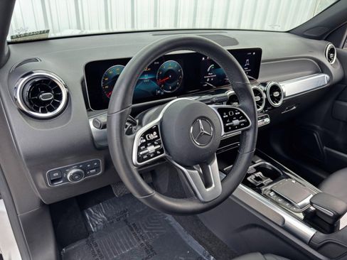Used 2021 Mercedes-Benz GLB 250 4MATIC w/ Premium Package image 12