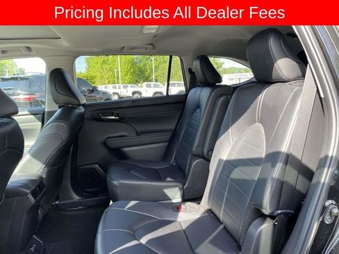 Used 2024 Toyota Highlander XLE AWD/4WD image 17