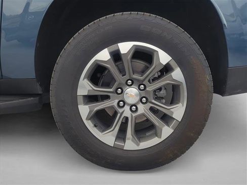 Used 2025 Chevrolet Suburban LS AWD/4WD image 5