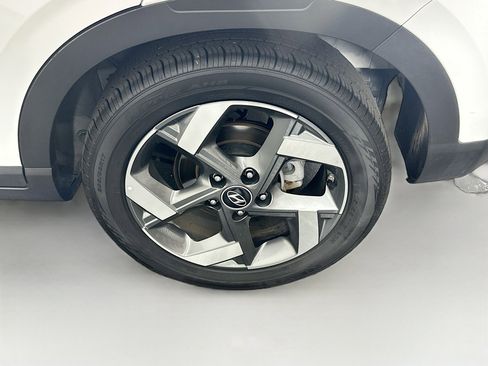 Used 2025 Hyundai Venue SEL FWD image 11