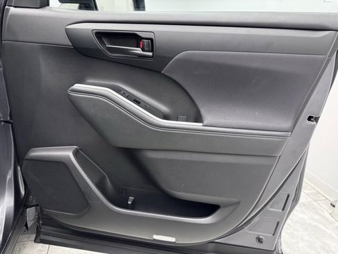 Used 2023 Toyota Highlander LE image 36