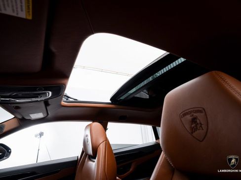 Used 2025 Lamborghini Urus SE image 31