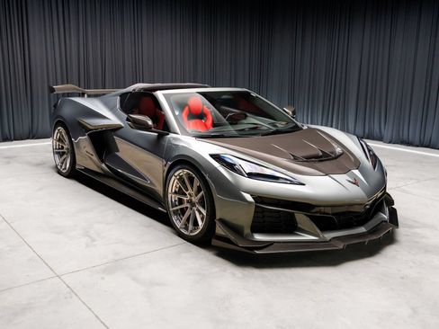 Used 2024 Chevrolet Corvette Z06 RWD image 2