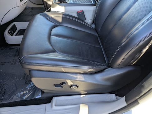 Used 2023 Chrysler Pacifica Touring-L image 13