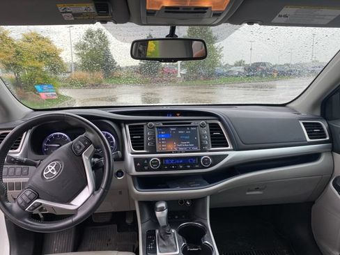 Used 2016 Toyota Highlander XLE AWD/4WD image 18