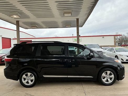 Used 2017 Toyota Sienna LE image 4