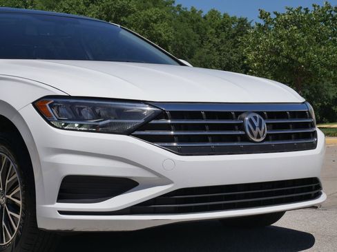 Used 2020 Volkswagen Jetta SE w/ SE Cold Weather Package FWD image 2