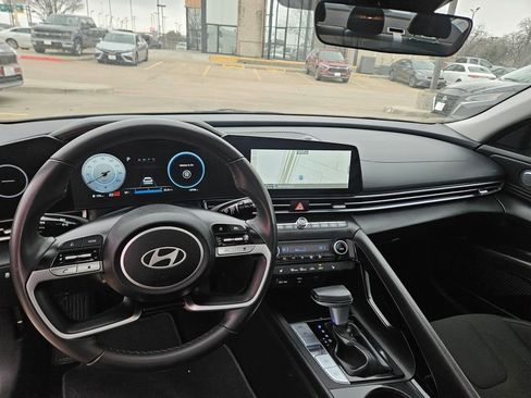 Used 2025 Hyundai Elantra SEL image 16