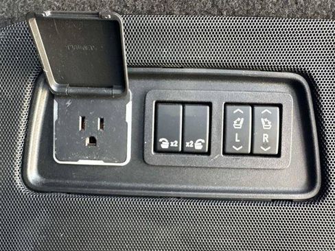 Used 2023 Cadillac Escalade ESV Luxury RWD image 13