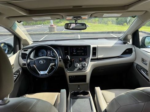 Used 2015 Toyota Sienna XLE image 16