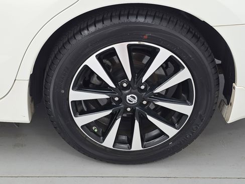 Certified 2018 Nissan Altima 2.5 SV w/ 2.5 SV Technology Package FWD image 32