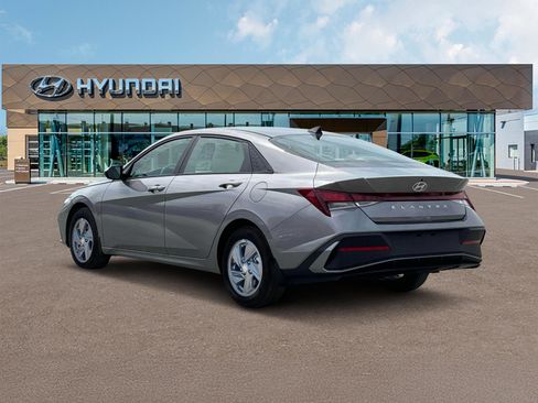 New 2025 Hyundai Elantra SE image 5