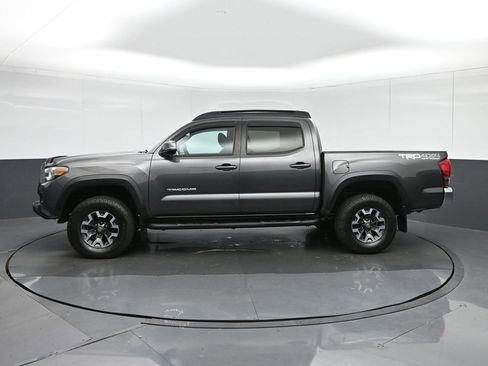 Used 2017 Toyota Tacoma TRD Off-Road image 4