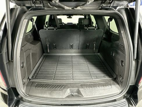 Used 2021 Chevrolet Suburban LT RWD image 30