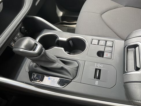 Certified 2025 Toyota Highlander LE FWD image 8