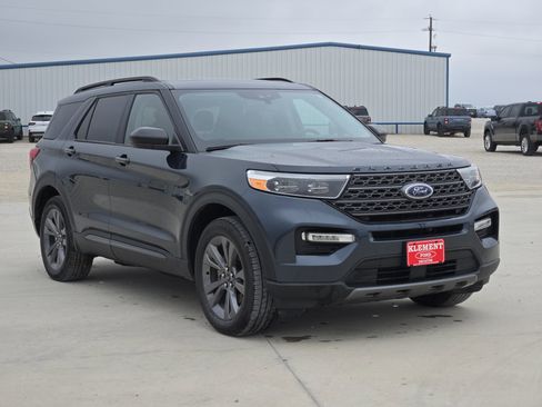 Used 2023 Ford Explorer XLT w/ Equipment Group 202A image 3