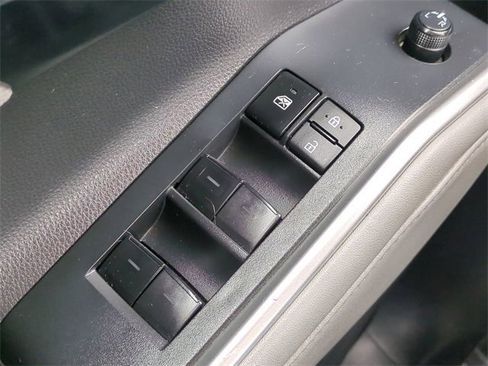 Used 2023 Toyota Highlander LE image 22