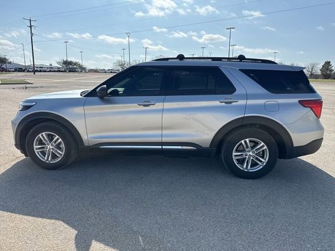Used 2021 Ford Explorer XLT image 2