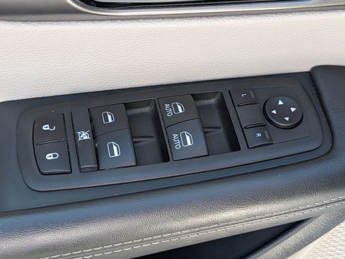 Used 2024 Chrysler Pacifica Touring-L FWD image 19