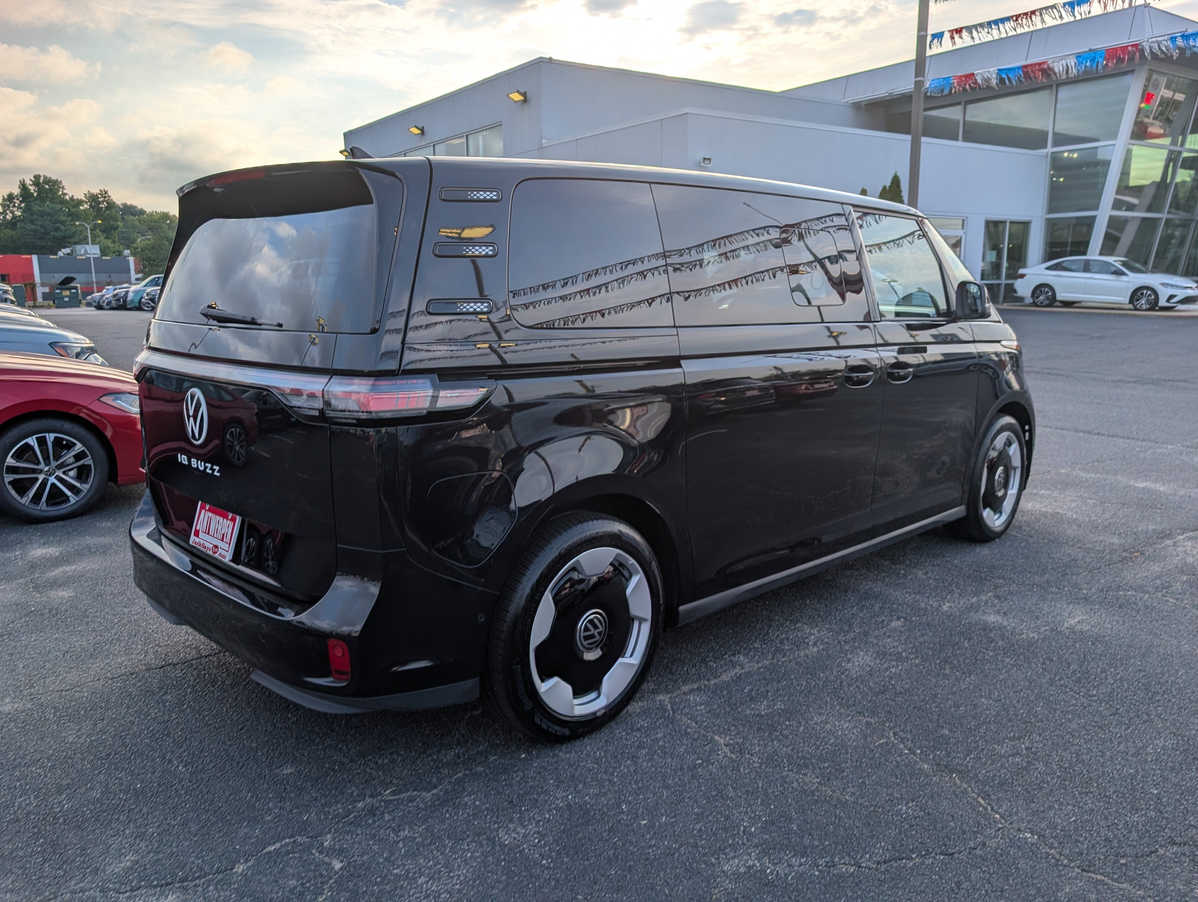 Used 2025 Volkswagen ID. Buzz 1st Edition RWD image 3