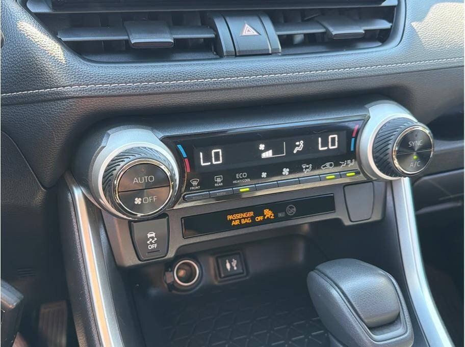 Used 2019 Toyota RAV4 LE w/ Carpet Mat Package AWD/4WD image 13