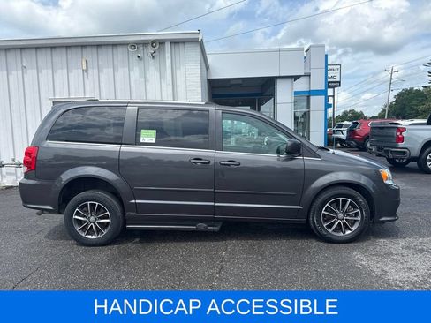 Used 2017 Dodge Grand Caravan SXT FWD image 2