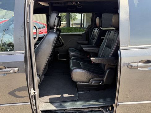 Used 2011 Dodge Grand Caravan R/T w/ Entertainment Group 1 FWD image 22