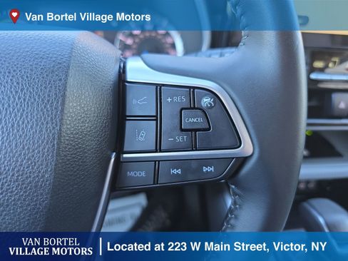 Used 2023 Toyota Highlander XLE image 14