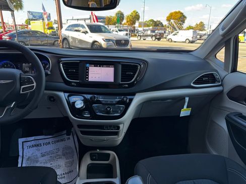 Used 2024 Chrysler Voyager LX FWD image 18