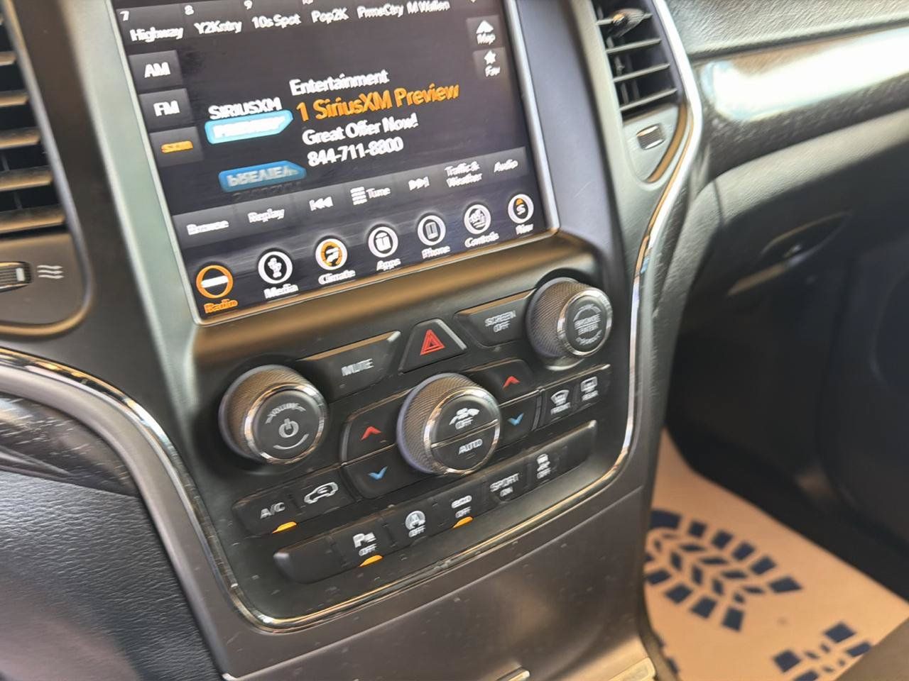 Used 2018 Jeep Grand Cherokee Laredo AWD/4WD image 21
