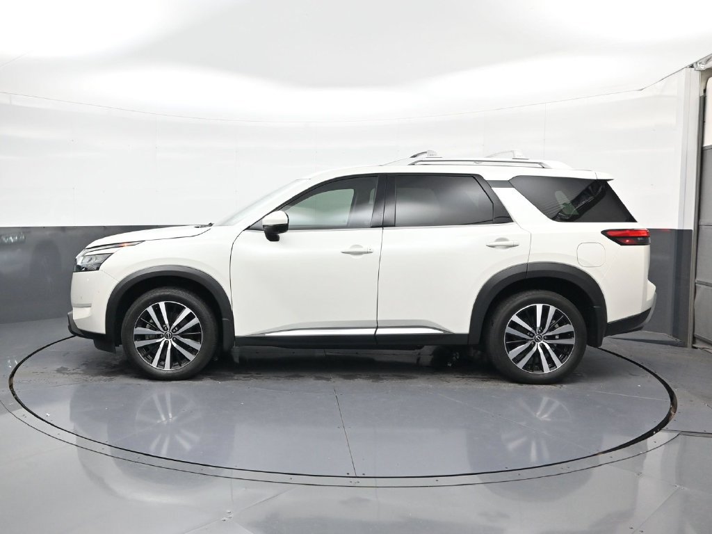 Used 2024 Nissan Pathfinder Platinum FWD image 5