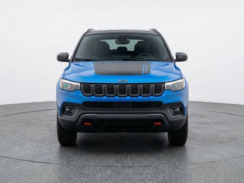 Used 2025 Jeep Compass Trailhawk AWD/4WD image 2