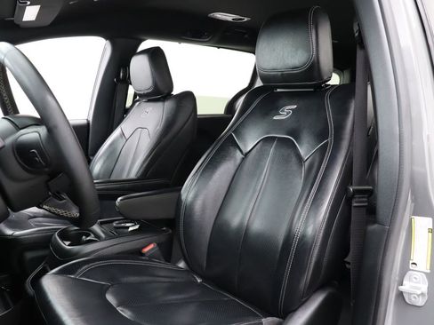 Used 2022 Chrysler Pacifica Touring-L w/ S Appearance Package image 13